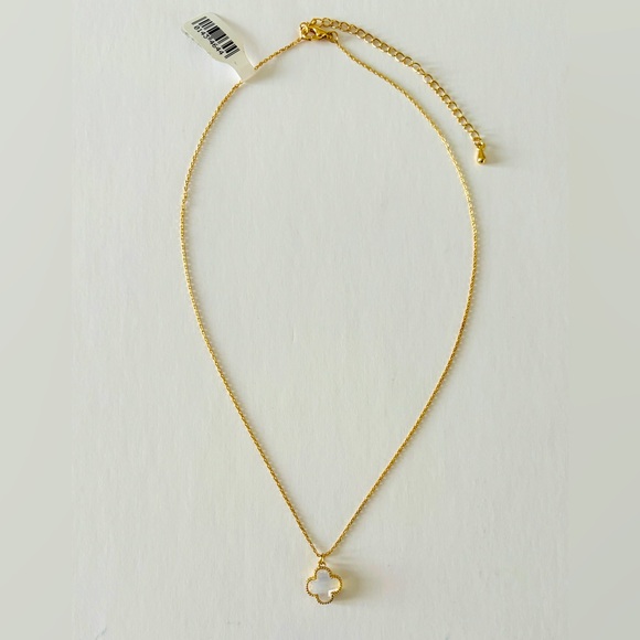 Clover-style Crystal Pendant Necklace - Picture 2 of 4